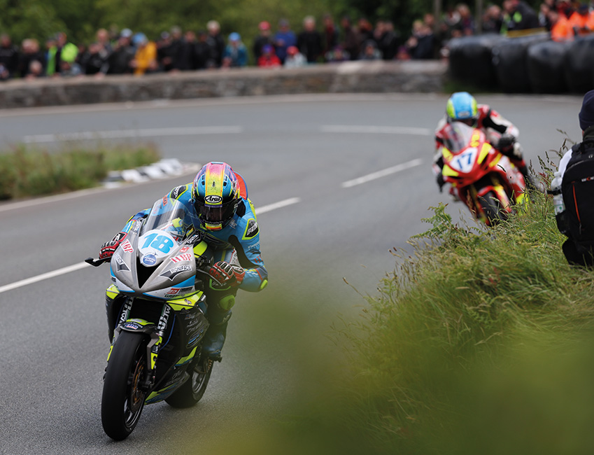 tourist trophy ile de man, motos dans la montagne