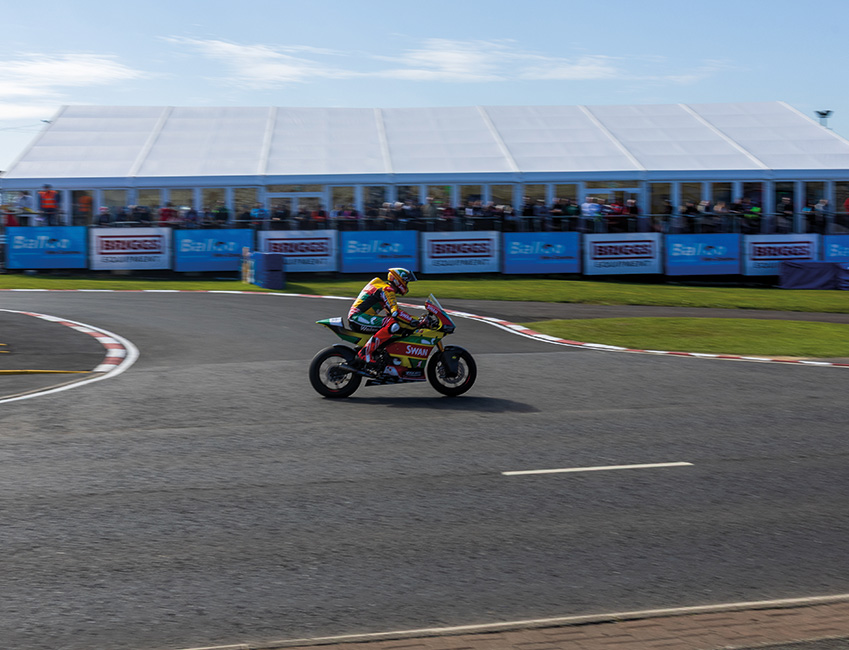 nw200 l'une des courses de moto sur route la plus rapide du monde