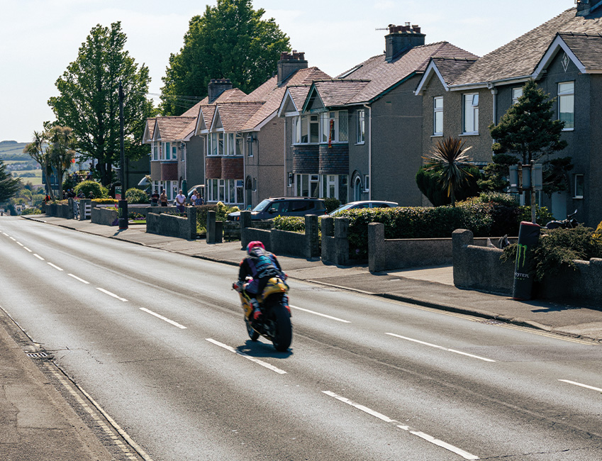 tourist trophy ile de man, moto dans la ville
